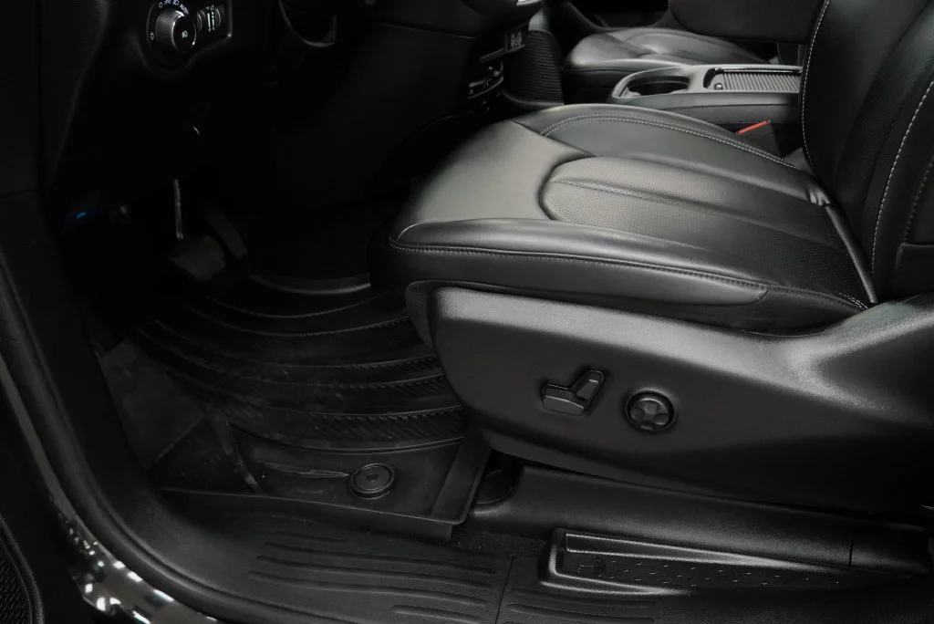 Used 2023 Black Chrysler Touring L image 40