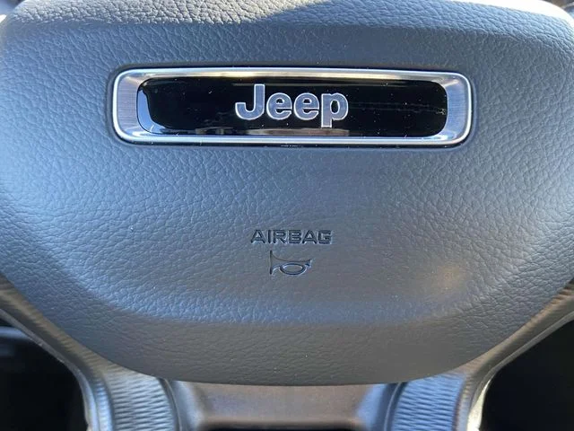 New 2025 Bright White Clear-Coat Exterior Paint Jeep Altitude image 26