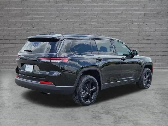 New 2026 Diamond Black Crystal Pearl-Coat Exterior Paint Jeep Limited image 5
