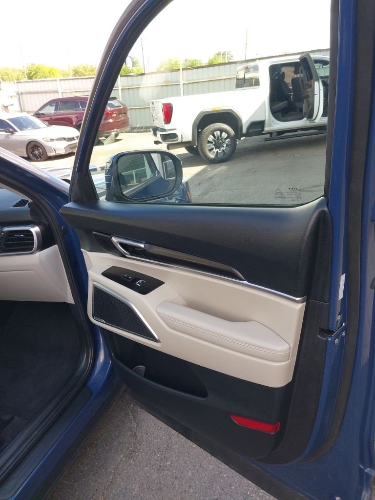 Used 2025 Black Kia S image 5