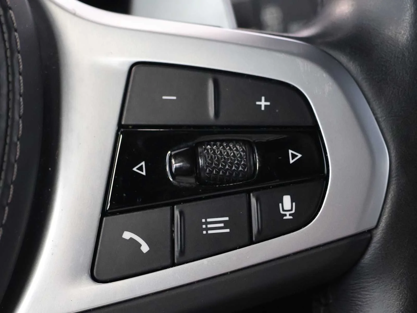 Used 2022 Black Sapphire Metallic BMW sDrive40i image 24