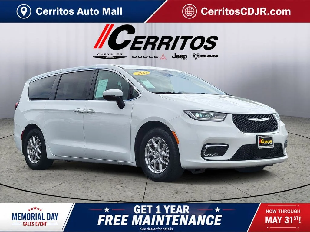 2023 Chrysler Pacifica Touring L's photo