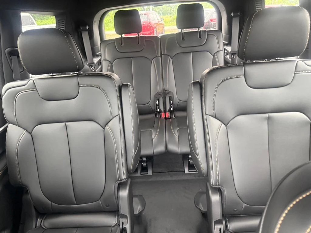 New 2026 Bright White Clear-Coat Exterior Paint Jeep  image 31