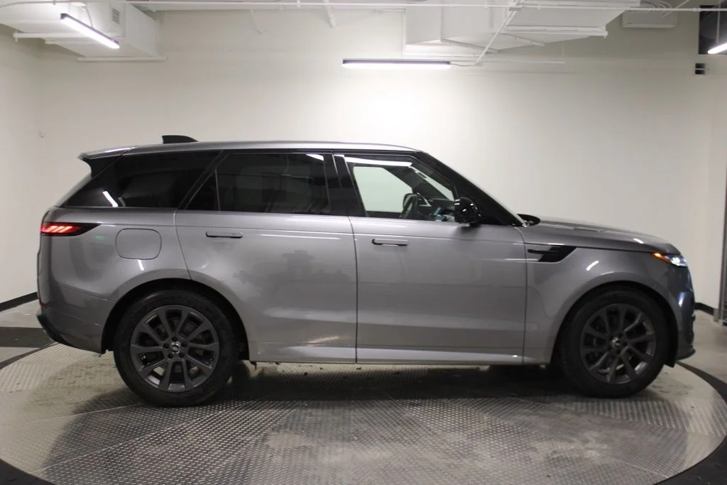 Used 2024  Land Rover Dynamic SE image 12