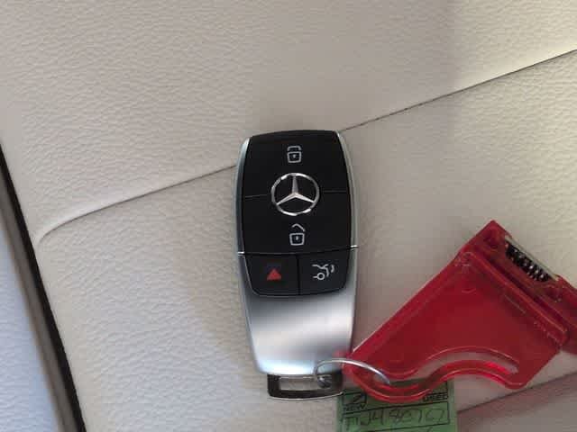 New 2026 Polar White Mercedes-Benz GLB 250 image 34