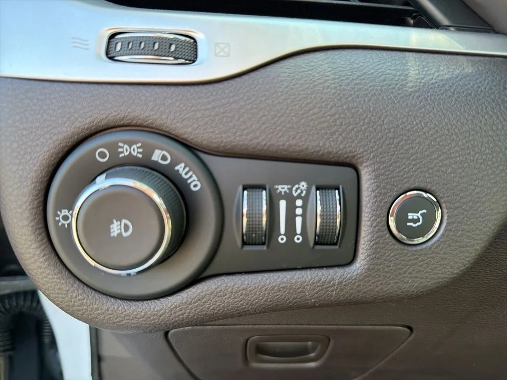 Used 2018 White Jeep Overland image 51