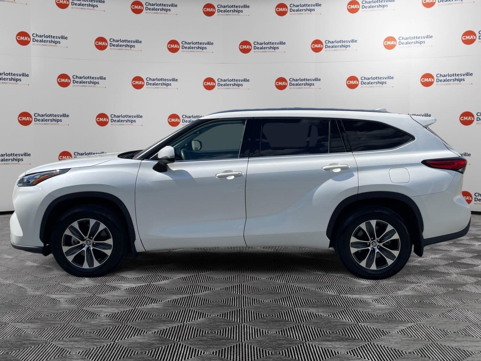 Used 2020 Blizzard Pearl TOYOTA XLE image 2