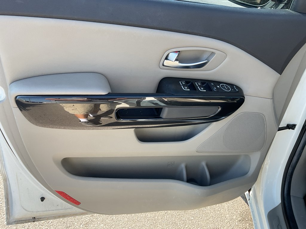 Used 2015 Snow White Pearl Kia EX image 16