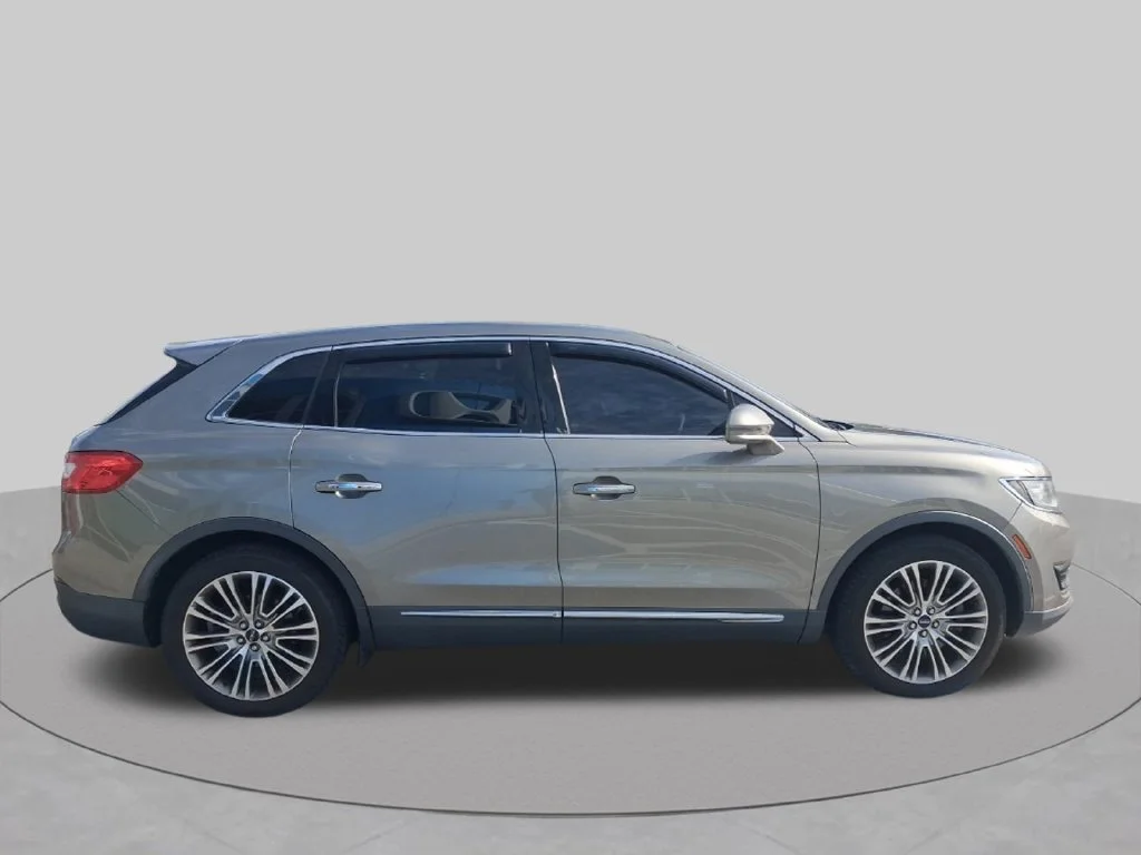 Used 2016  Lincoln Reserve image 4