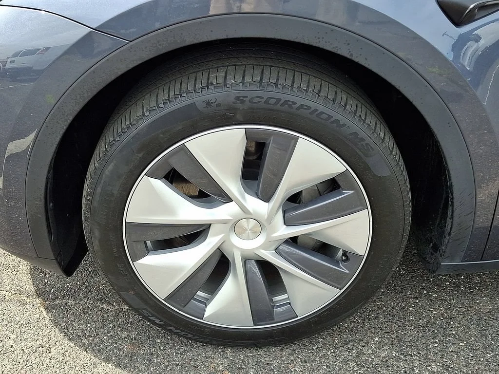 Used 2023  Tesla Long Range image 28