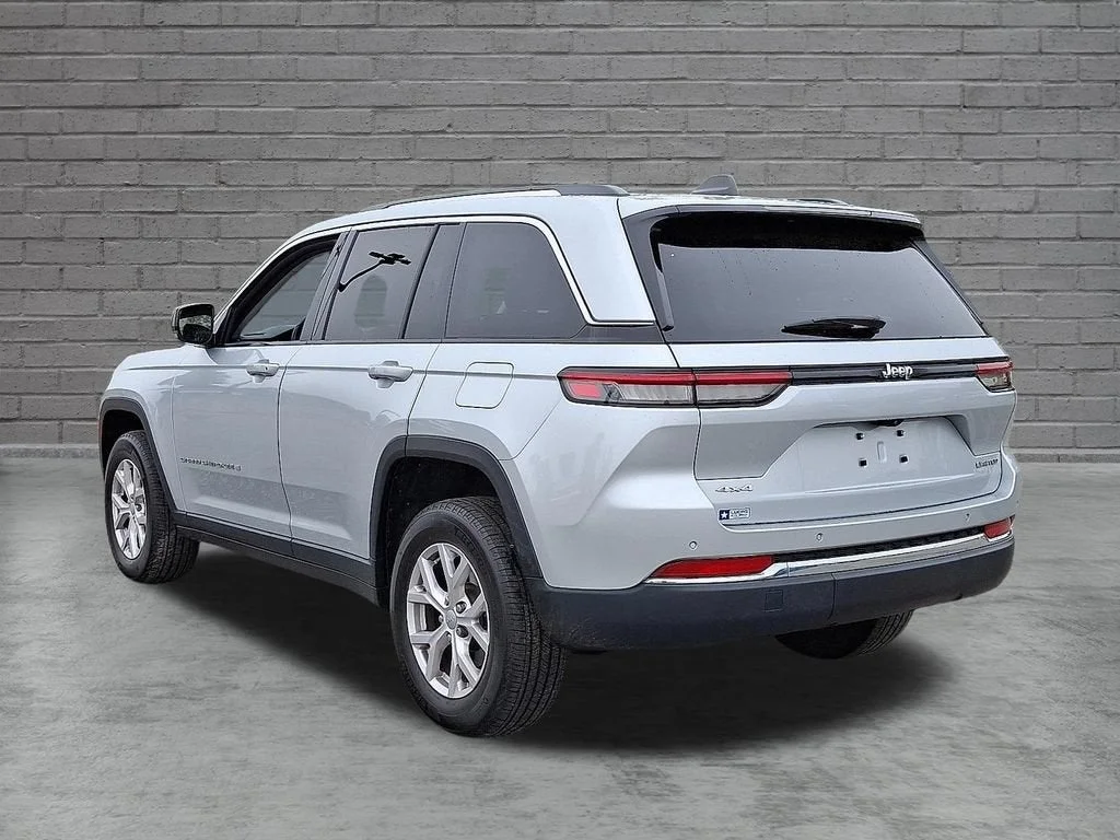 Used 2022 Silver Jeep Limited 4x4 image 37