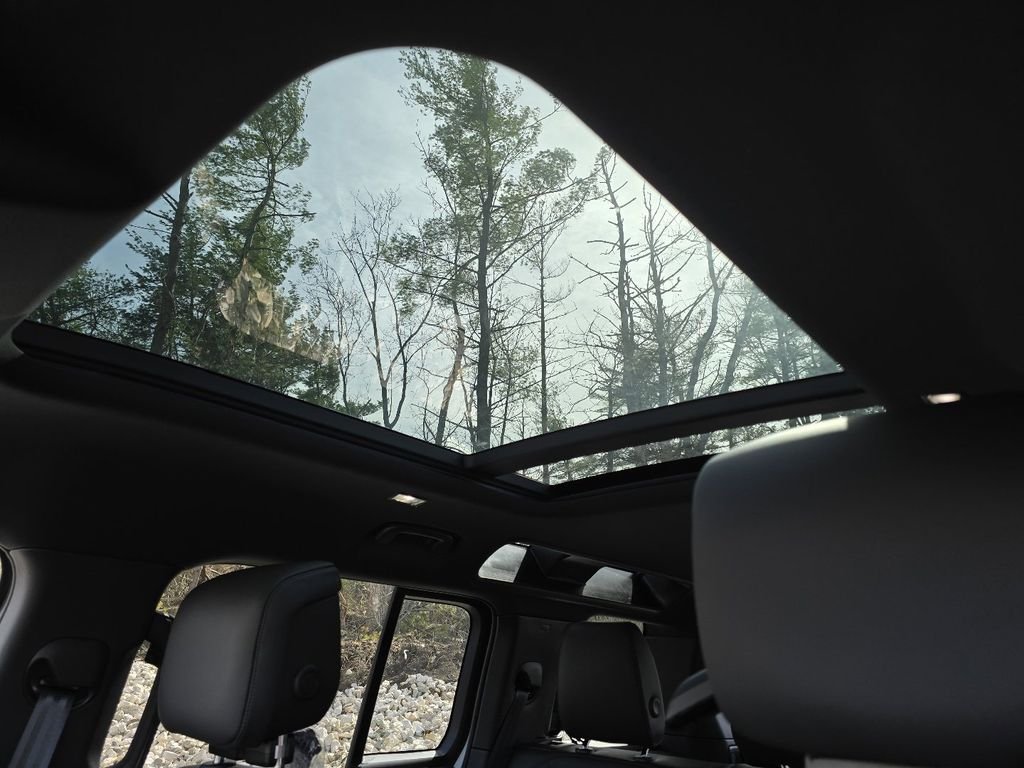New 2026 Fuji White Land Rover X-Dynamic se image 3