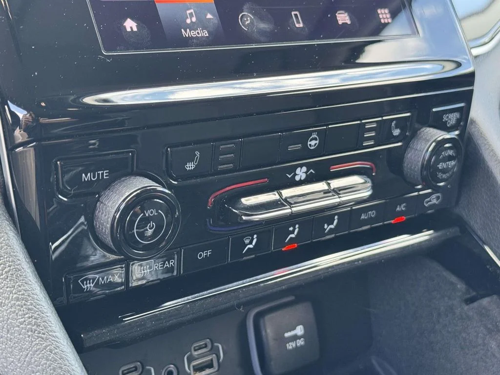 Used 2021 Black Jeep Laredo image 19