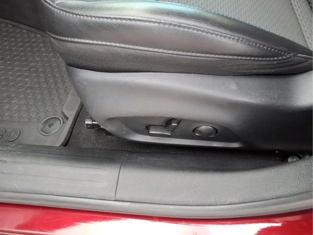 Used 2022 Red Jeep Latitude image 17