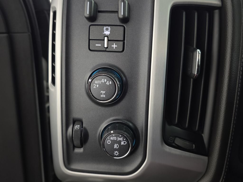 Used 2018 White GMC SLT image 19