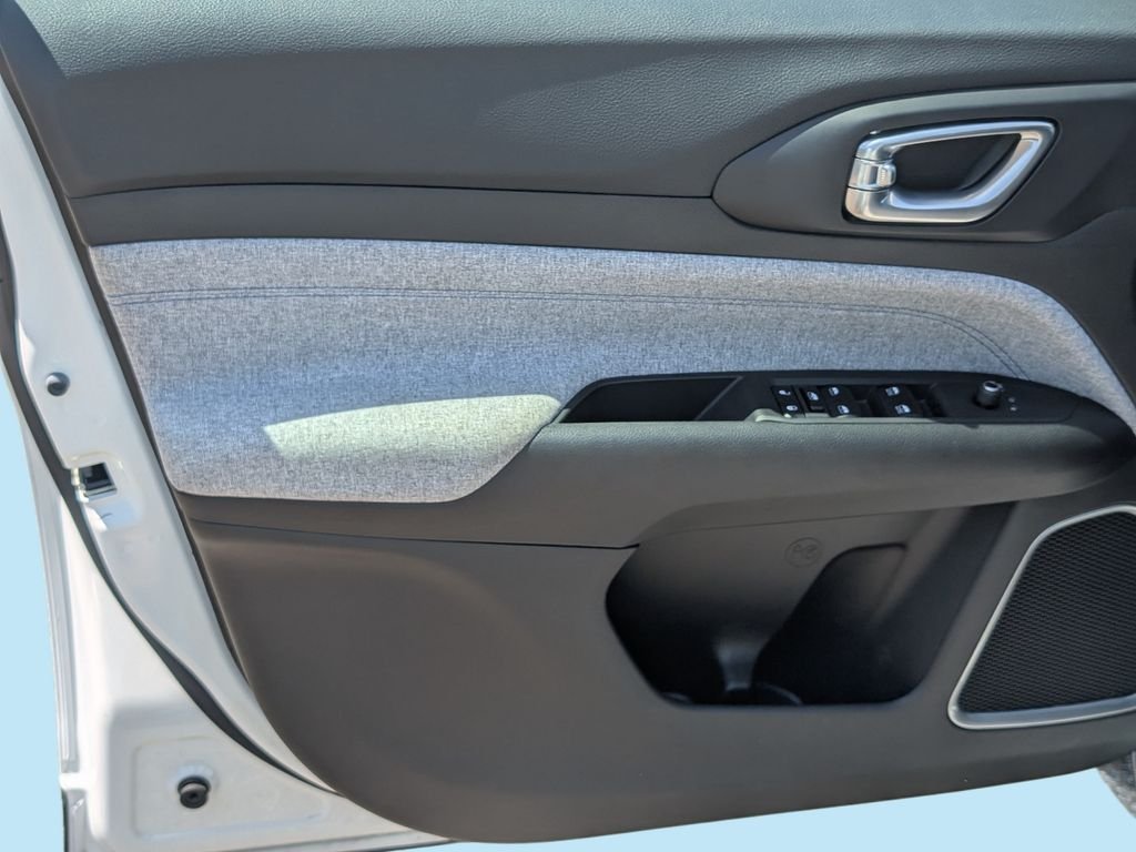 Used 2025 White Jeep Latitude image 13