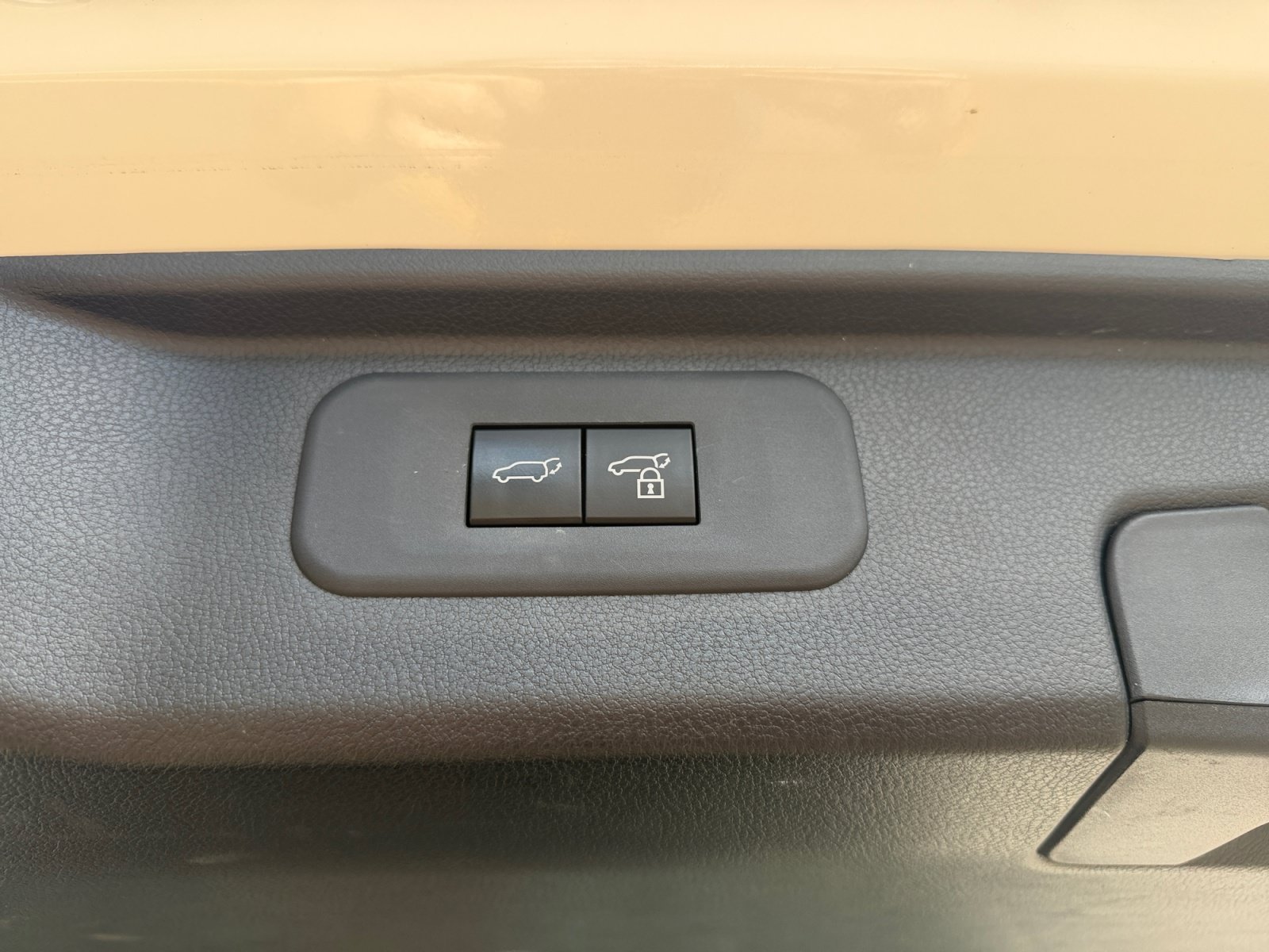 Used 2024 Cream Toyota XLE image 39