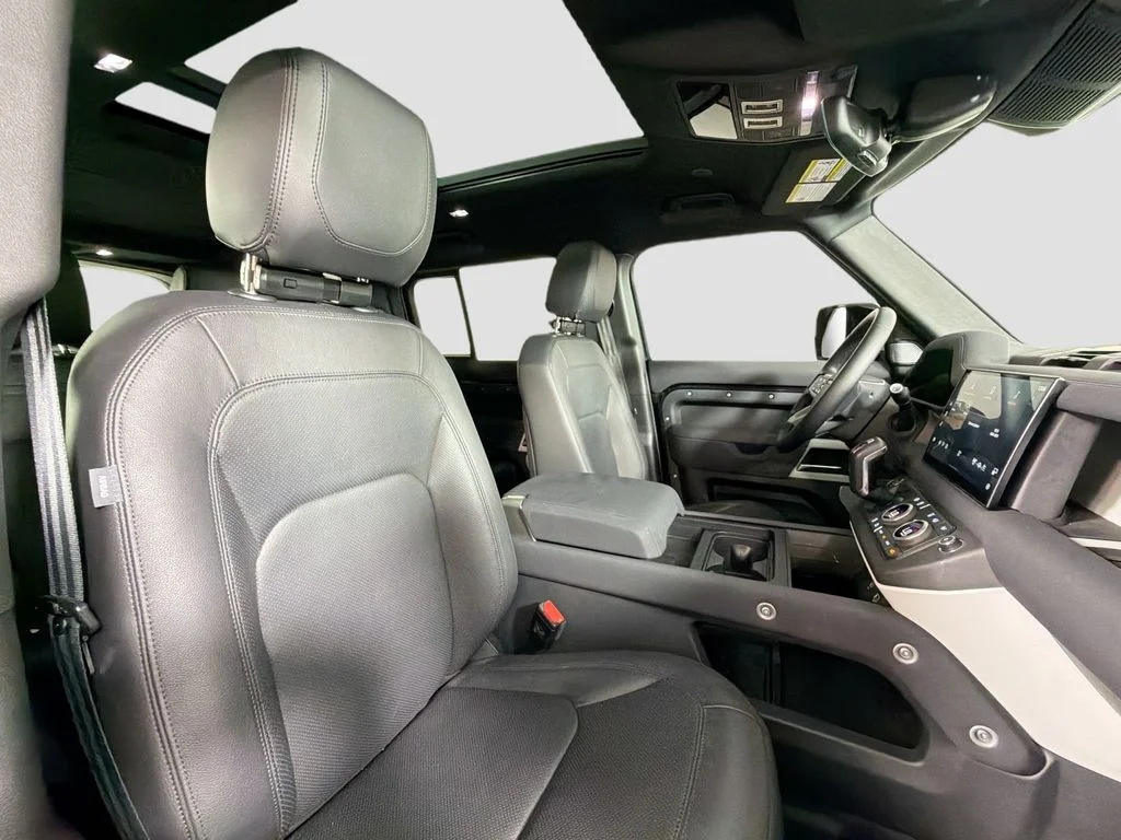 Used 2023 Santorini Black Metallic Land Rover SE image 30