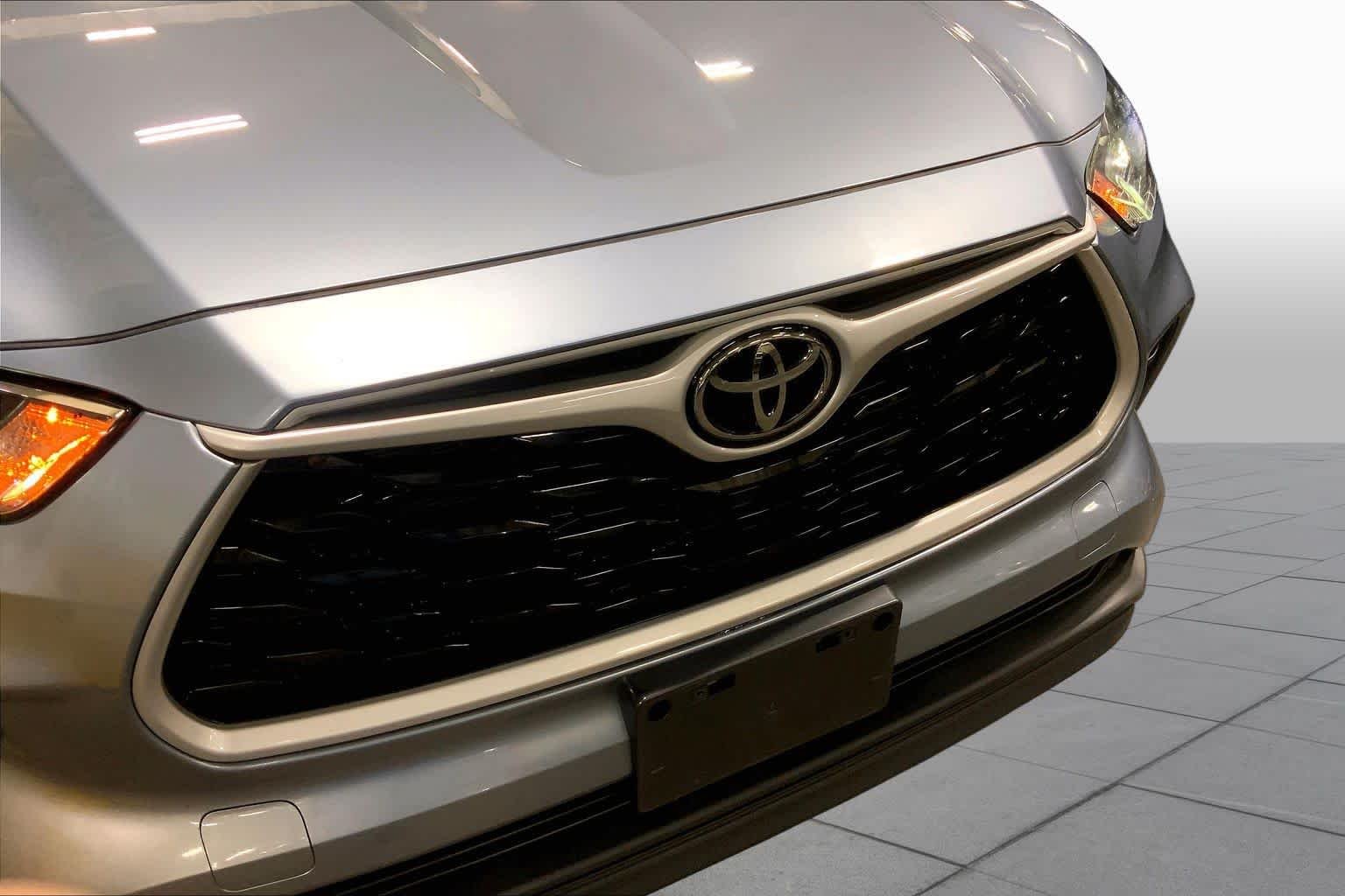 Used 2022 Moon Dust Toyota XLE image 30