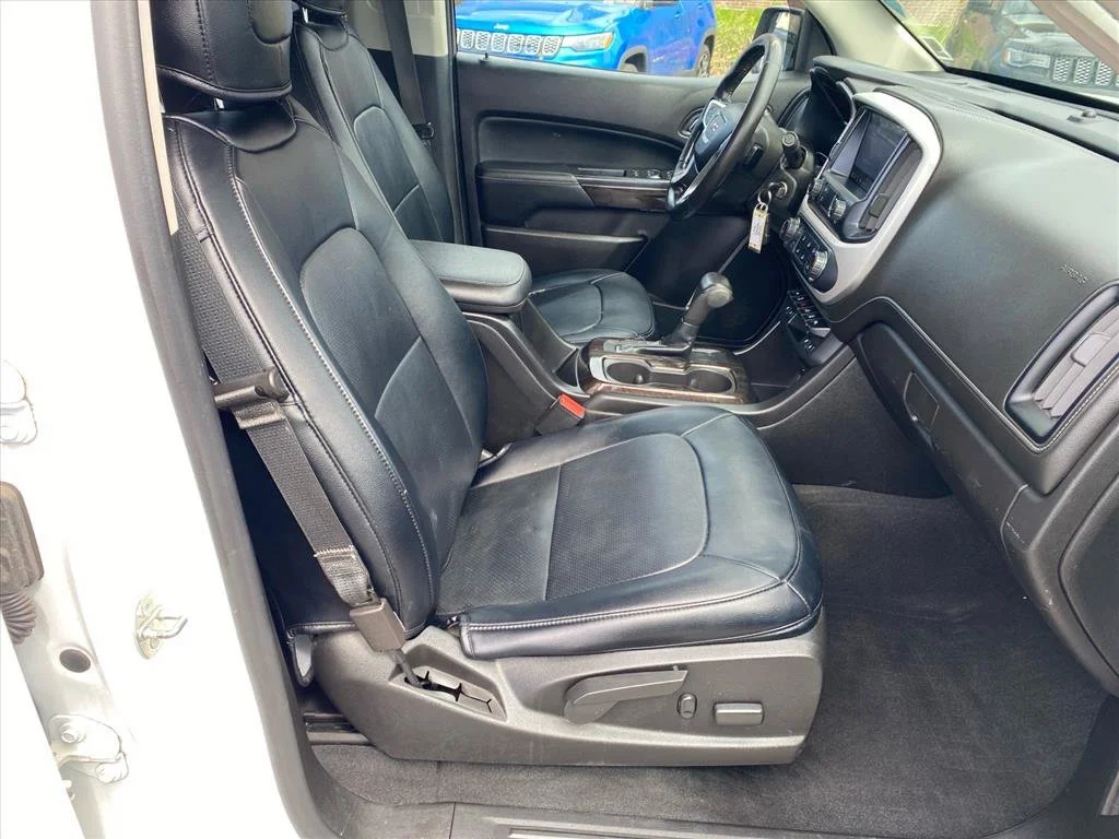 Used 2019 Summit White GMC 4WD SLE image 26