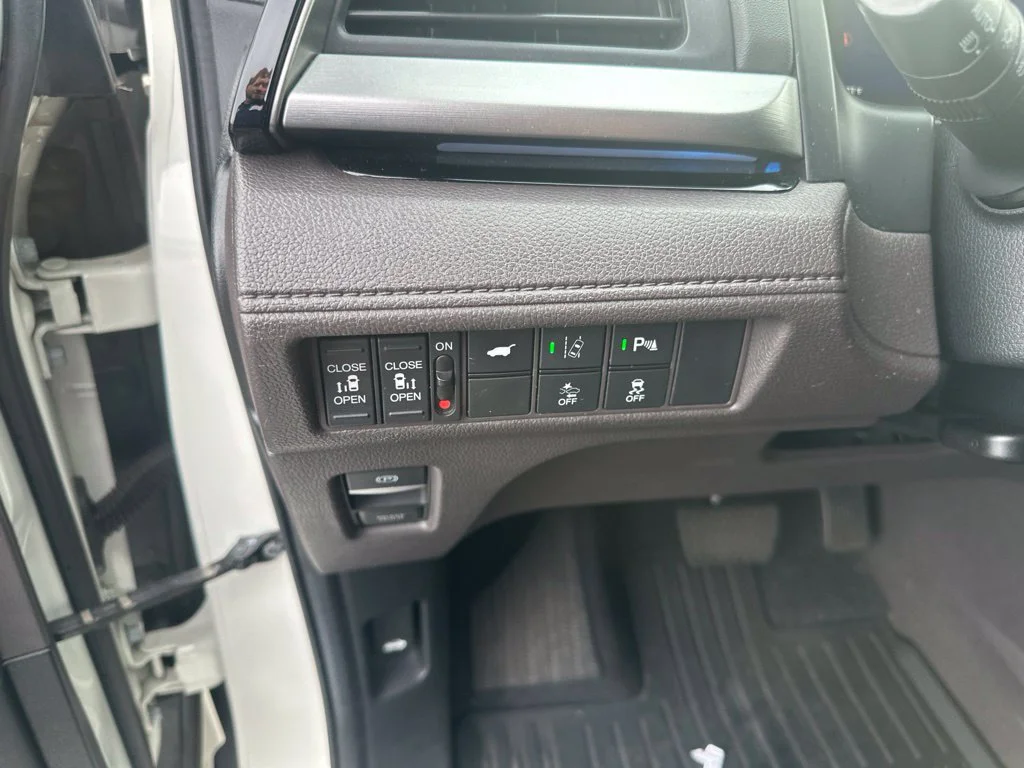 Used 2019 White Diamond Pearl Honda Elite image 19