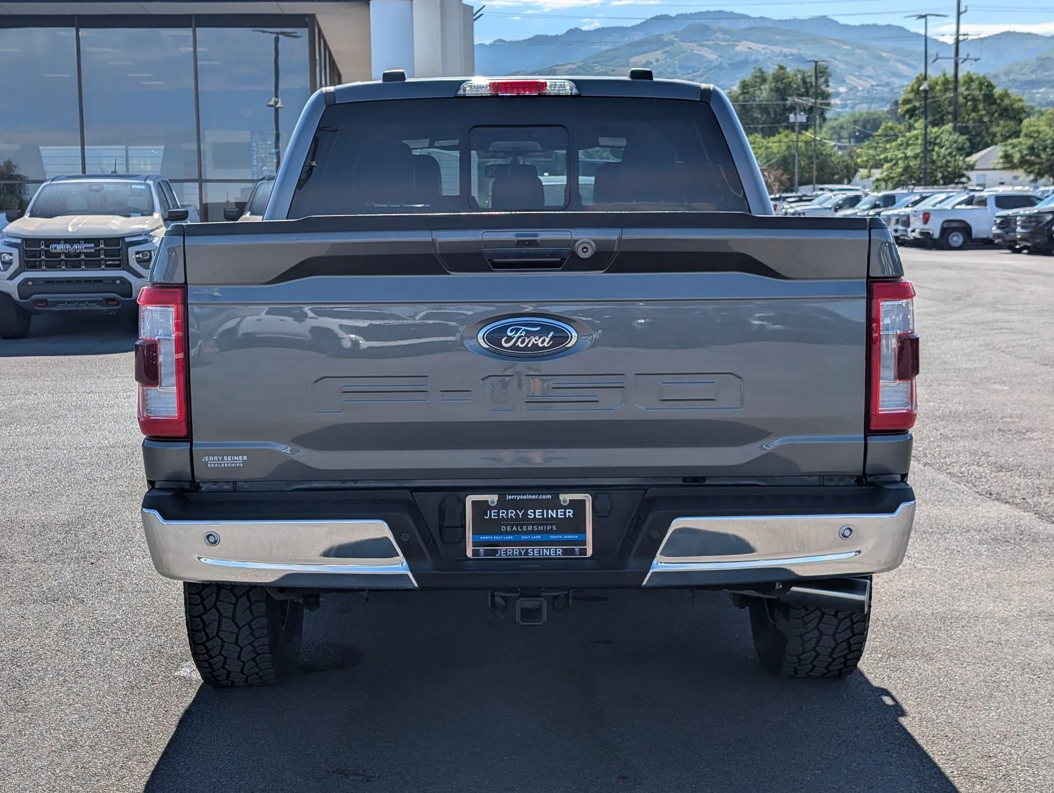 Used 2023 Gray Metallic Ford LARIAT image 5