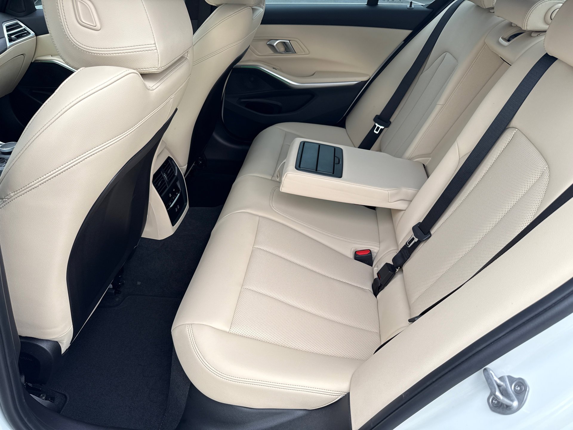 Used 2025 Alpine White BMW 330i image 17