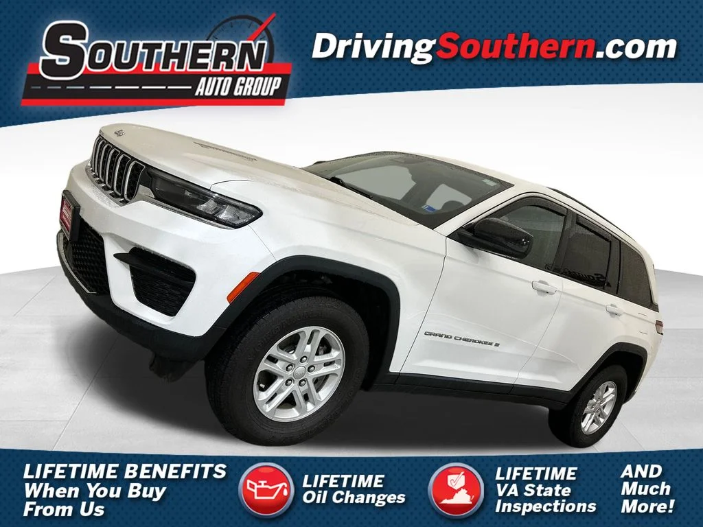 Used 2023 White Jeep Laredo image 1