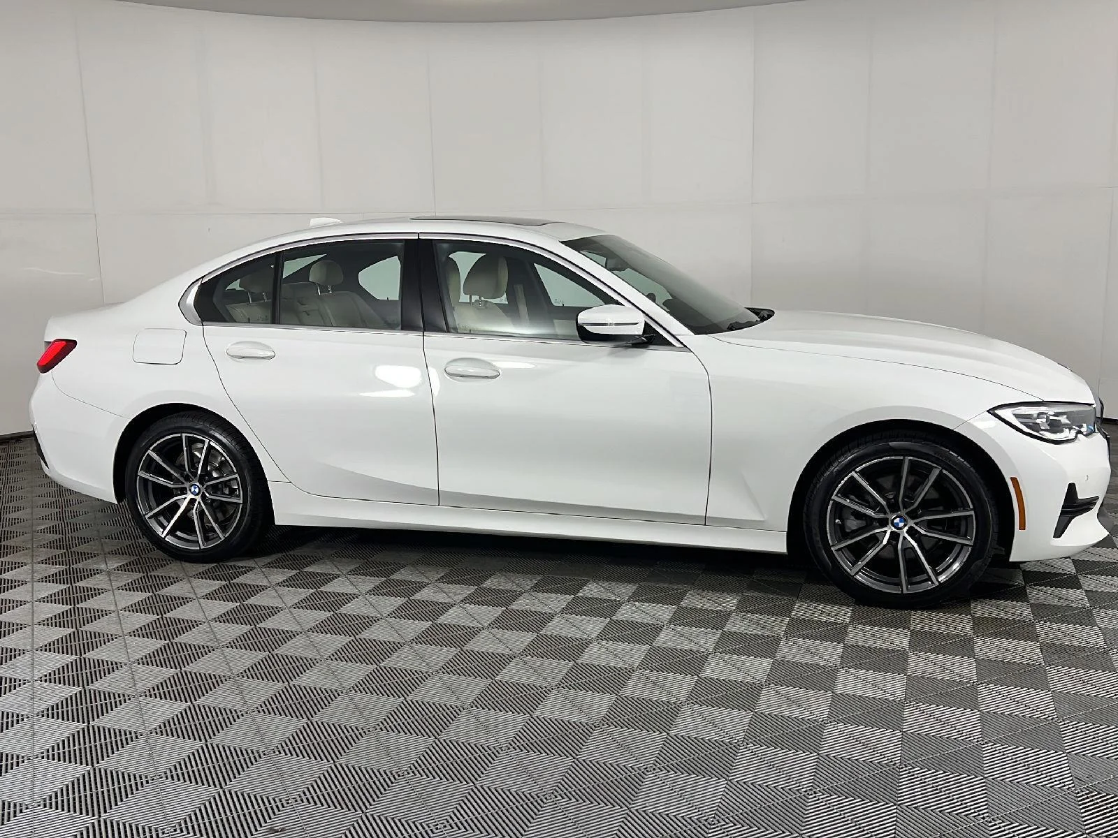Used 2019 Alpine White BMW 330i xDrive image 3