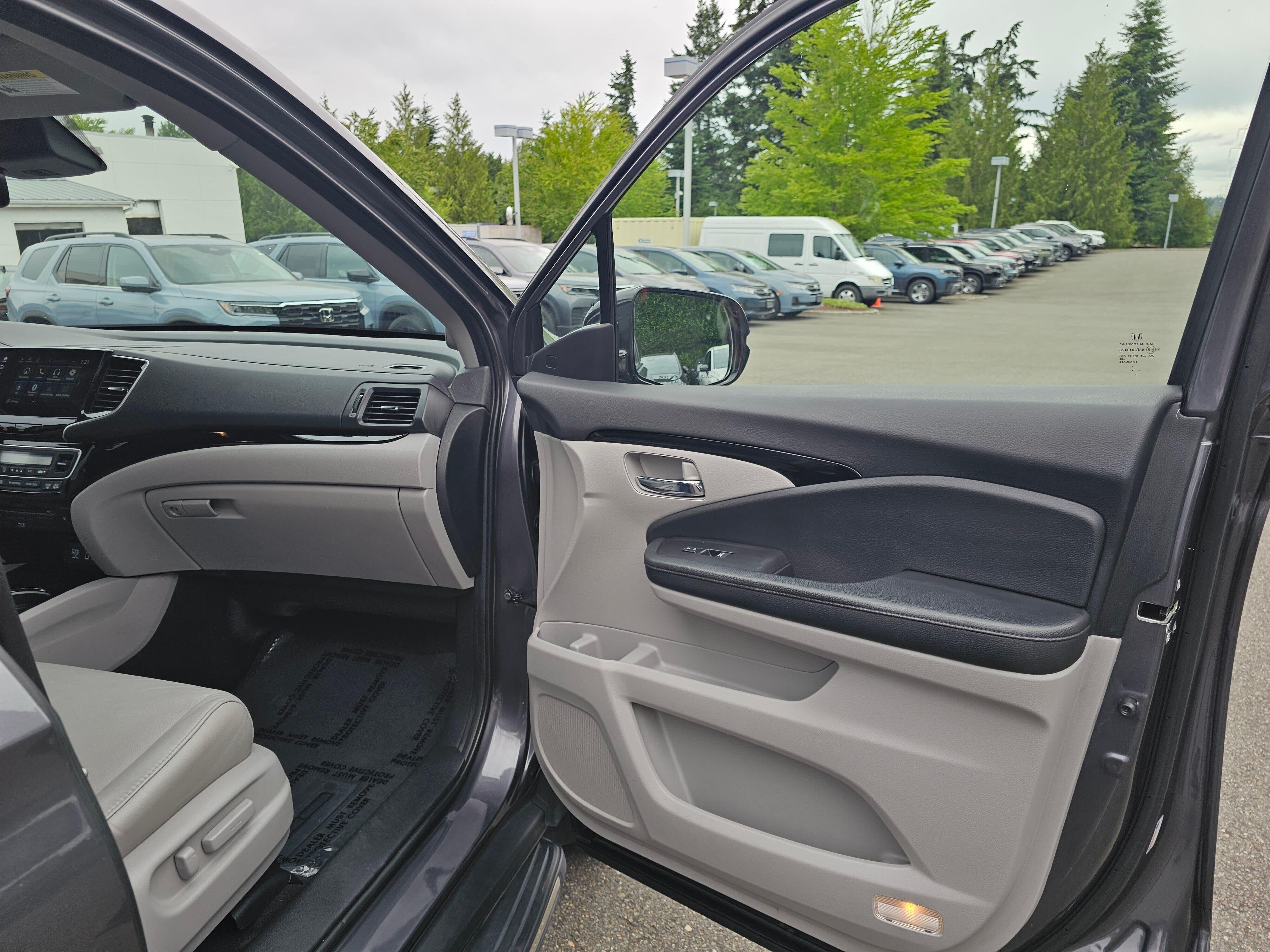 Used 2019 Modern Steel Metallic Honda Touring image 11