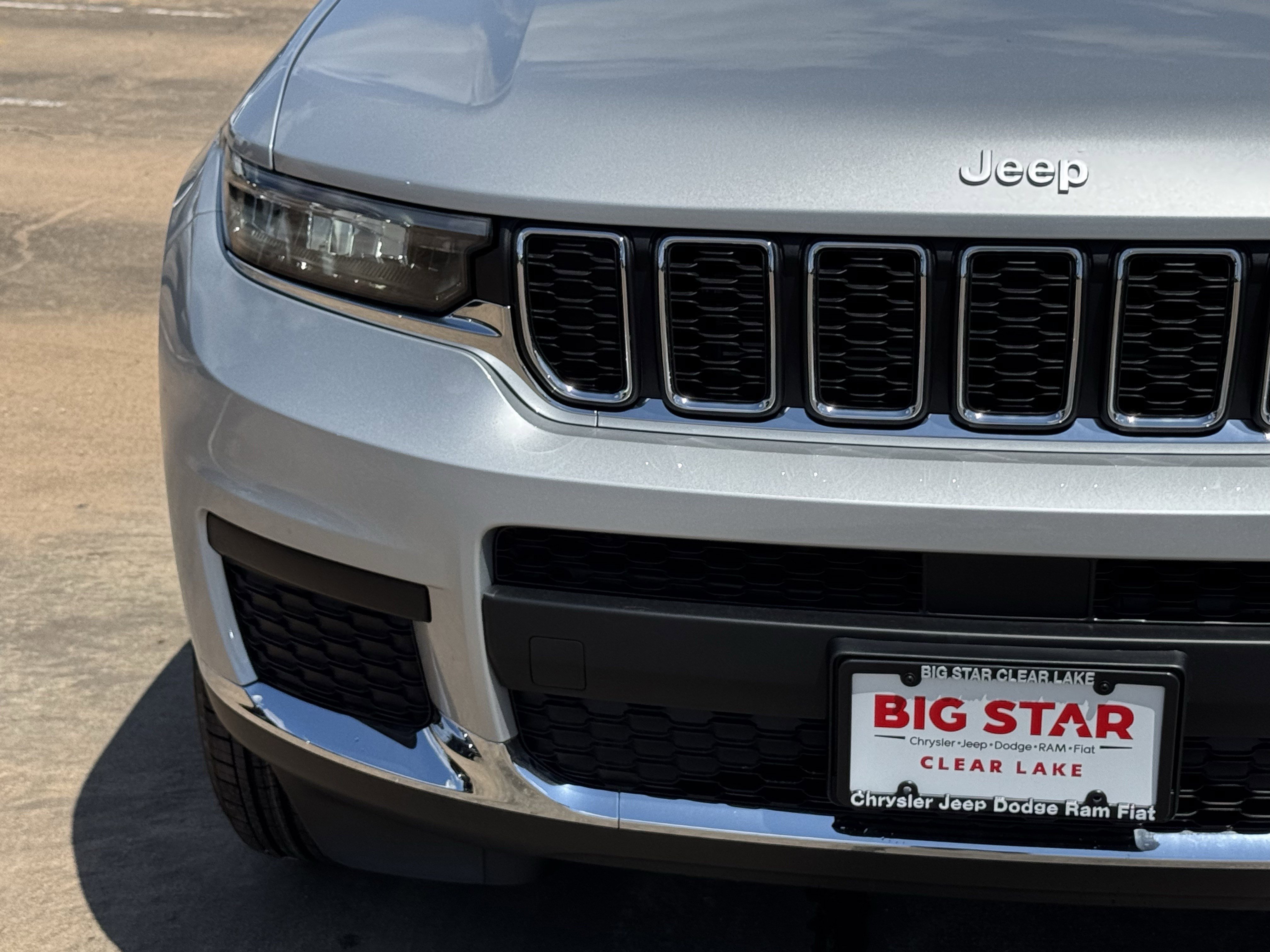 New 2026 Silver Zynith Exterior Paint Jeep Laredo image 5