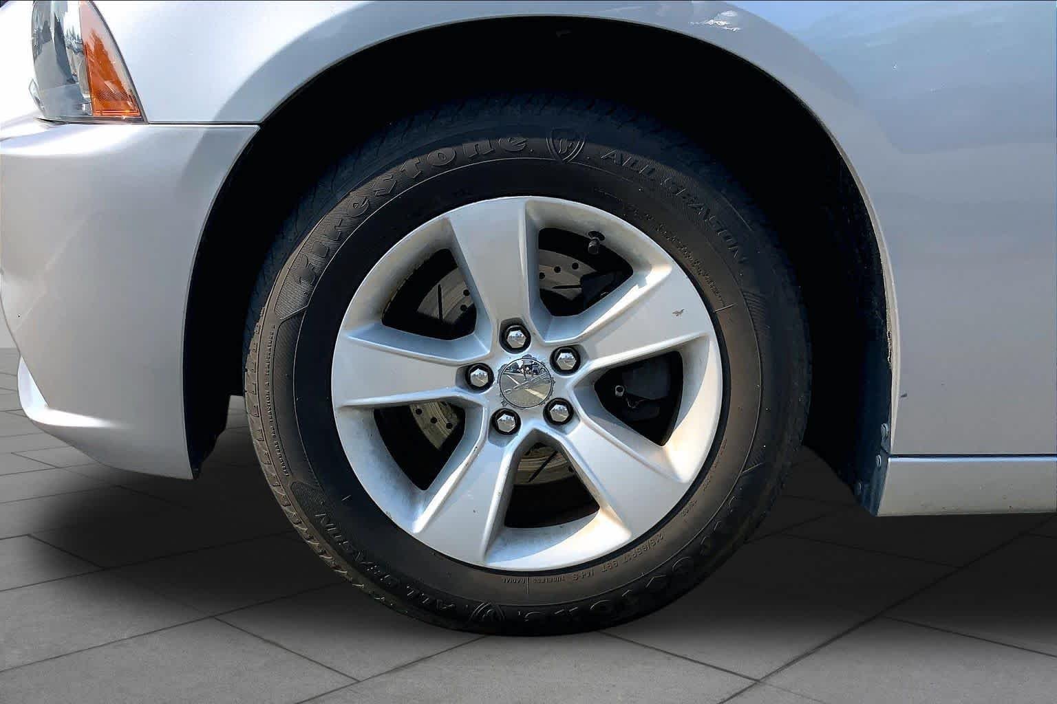 Used 2014 Billet Silver Metallic Clearcoat Dodge SE image 11