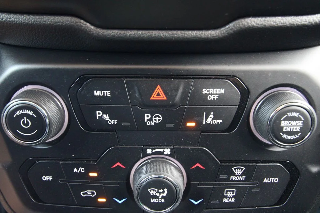 Used 2021 Black Jeep Latitude image 27