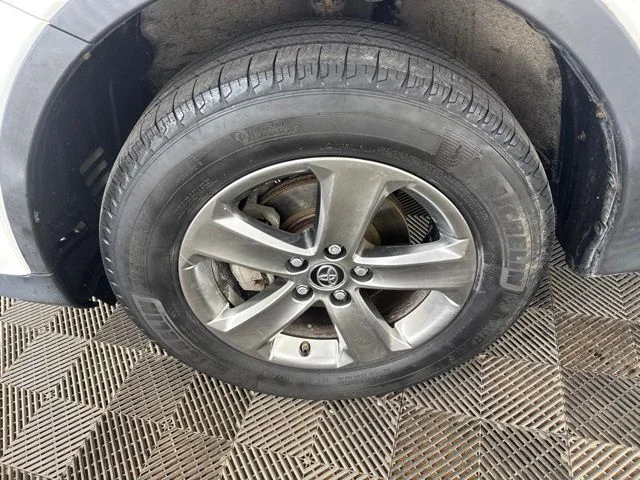 Used 2015 White Toyota XLE image 31