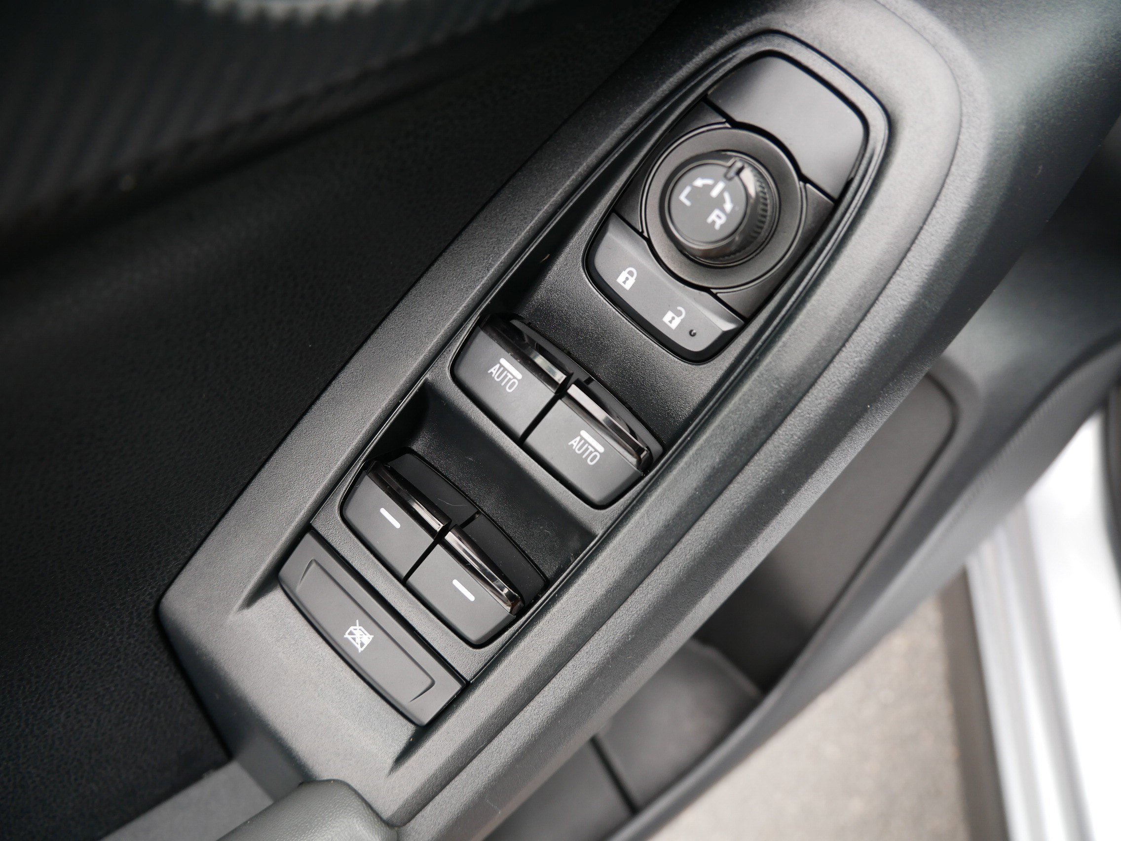 Used 2024 Ice Silver Metallic Subaru SUV CVT image 19