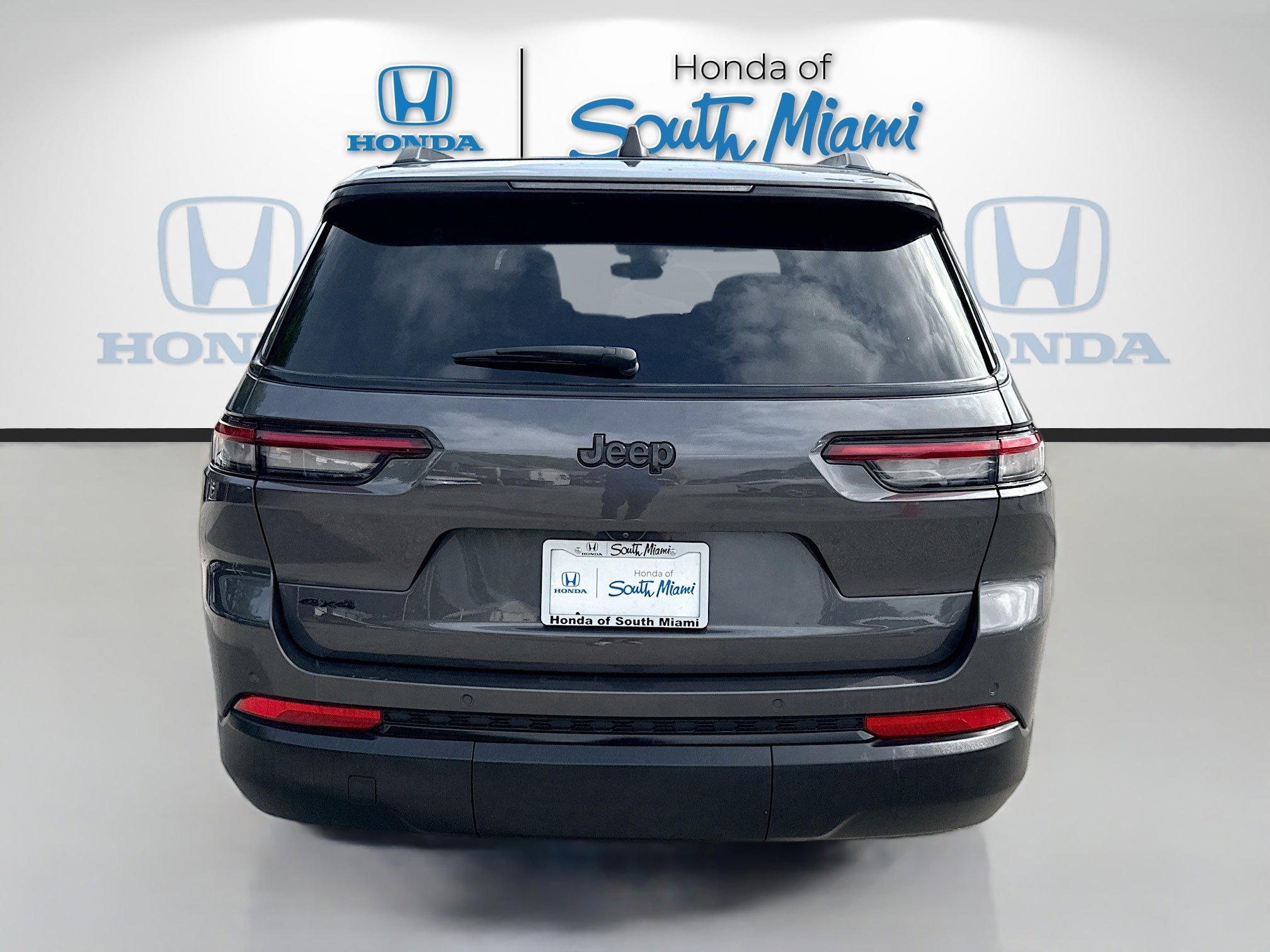 Used 2024 Baltic Gray Metallic Clearcoat Jeep Altitude image 6