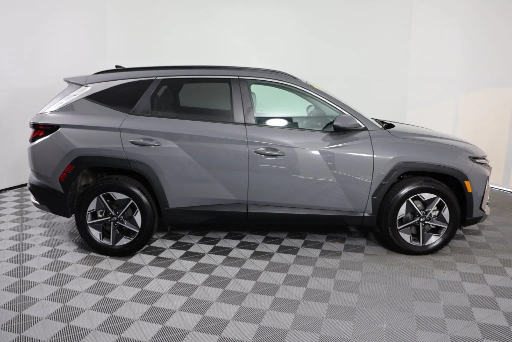 Used 2025 Gray Hyundai SEL image 9