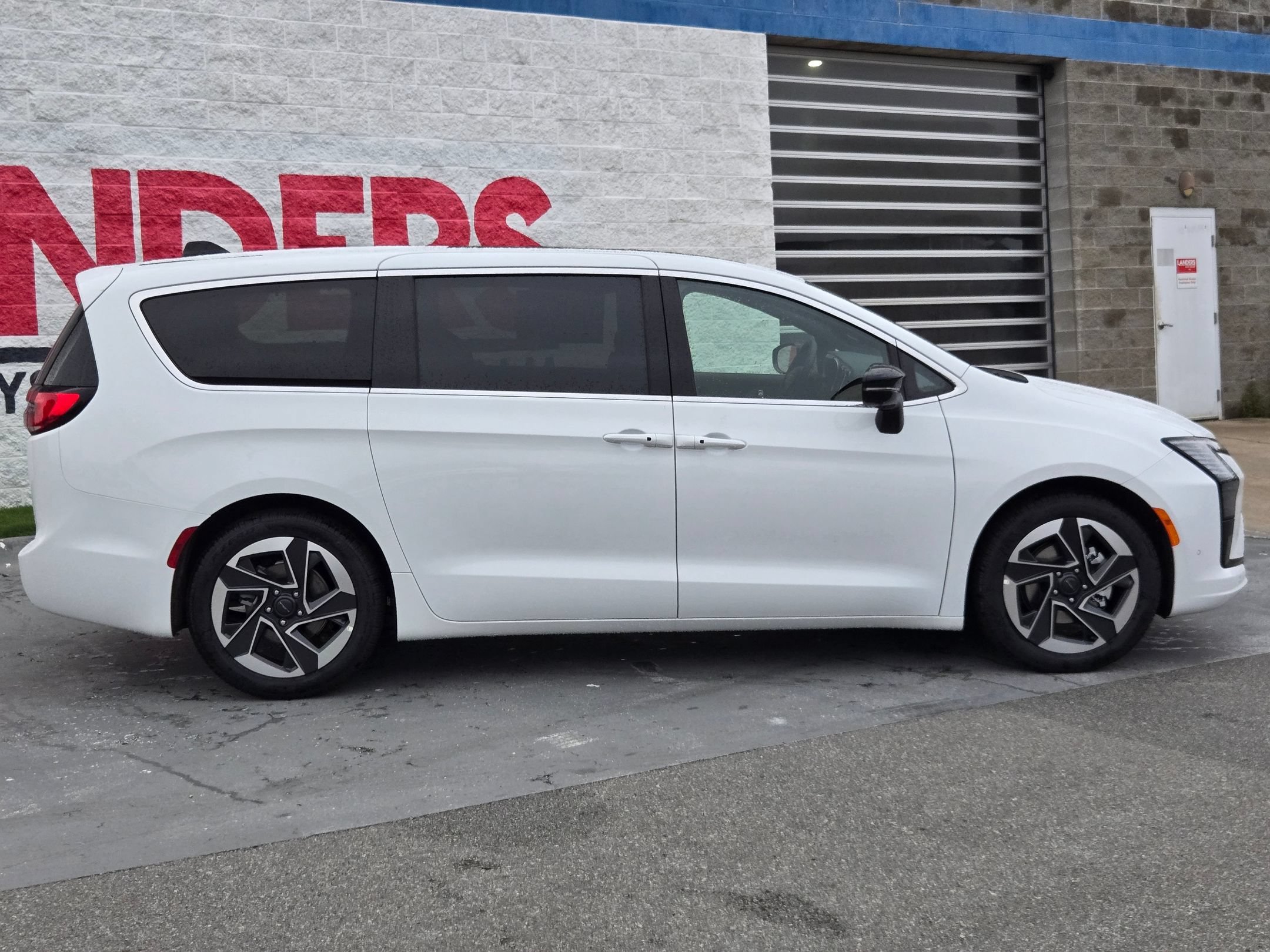New 2027 Bright White Clear-Coat Exterior Paint Chrysler Limited image 8