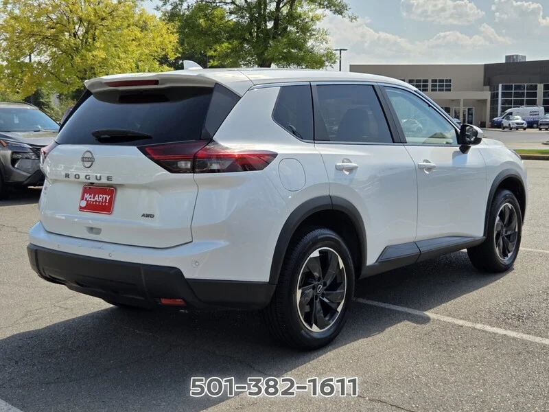 Used 2025 White Pearl NISSAN AWD SV image 5