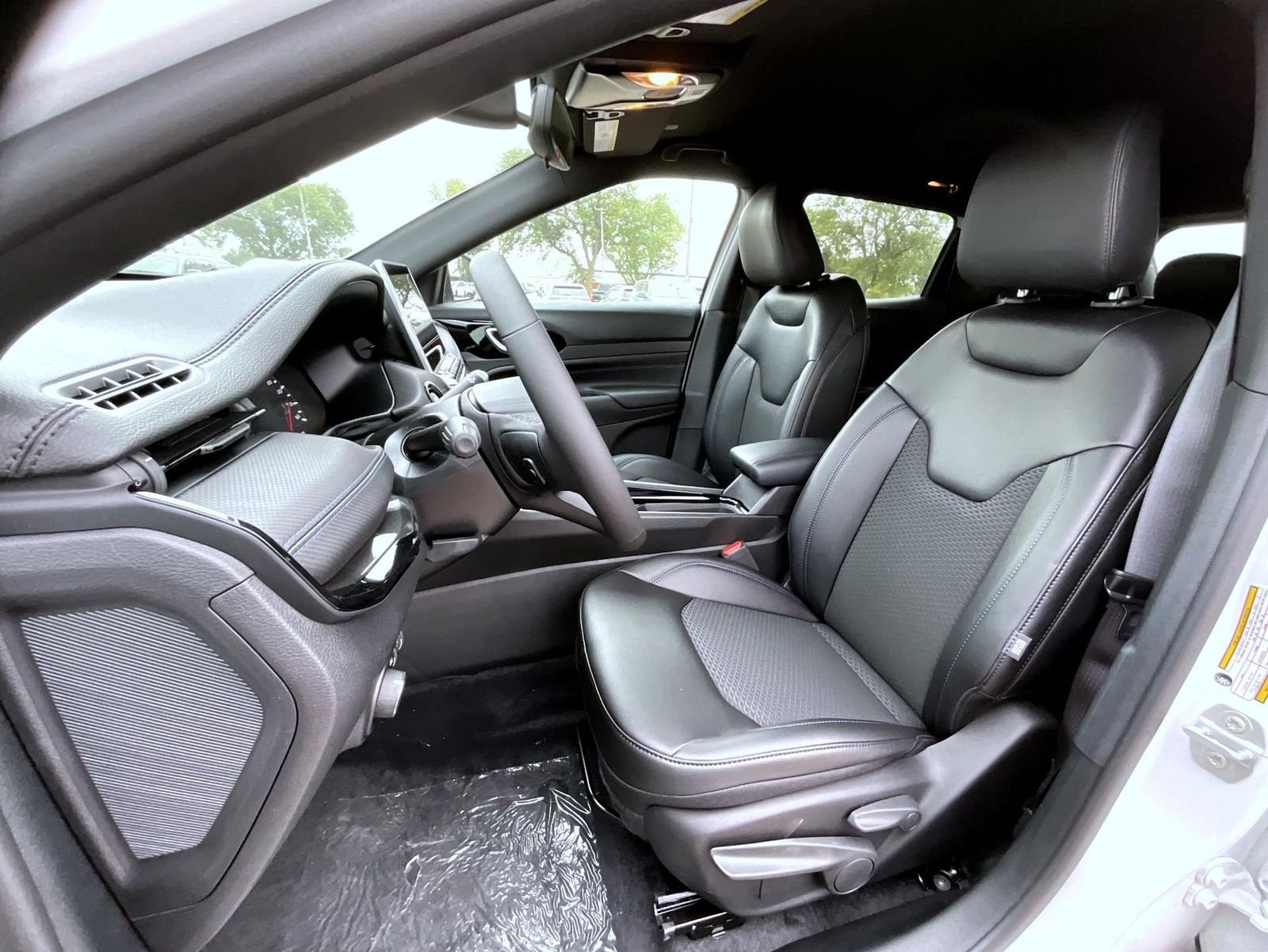 New 2026 Bright White Clearcoat Jeep Latitude image 11