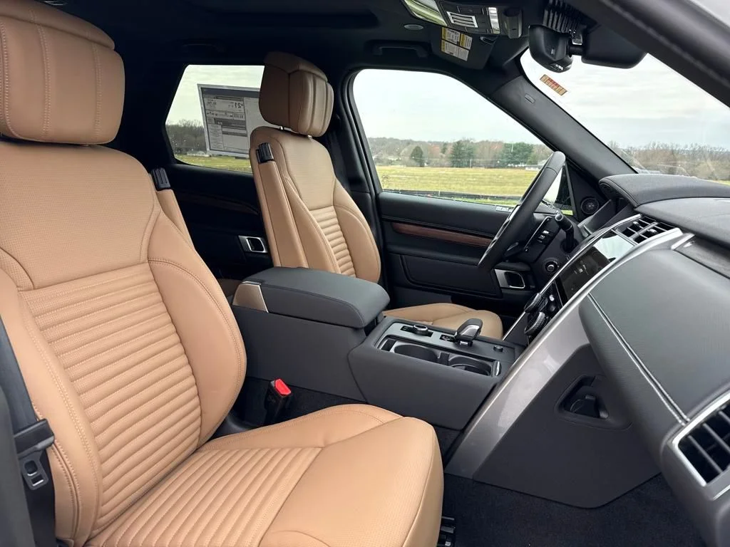 Used 2025 White Land Rover Dynamic SE image 18