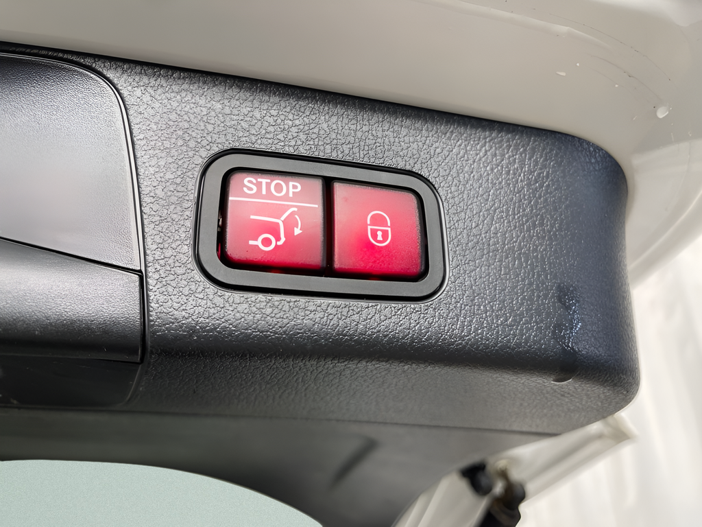 Used 2025  Mercedes-Benz GLB 250 4MATIC® image 35