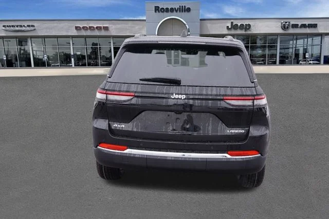 New 2025 Diamond Black Crystal Pearl-Coat Exterior Paint Jeep Laredo X image 4