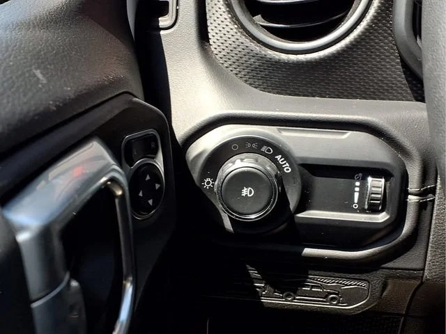 Used 2025  Jeep Rubicon image 16