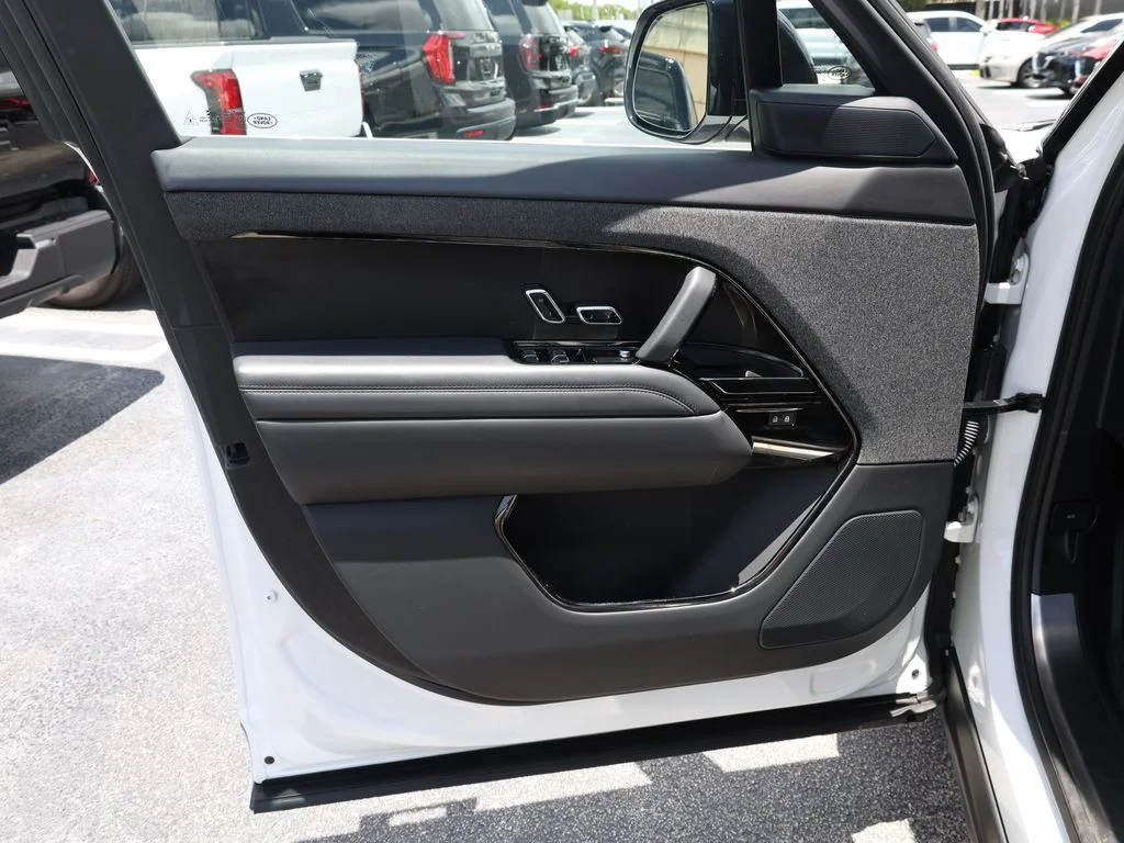Used 2023 White Land Rover SE Dynamic image 12