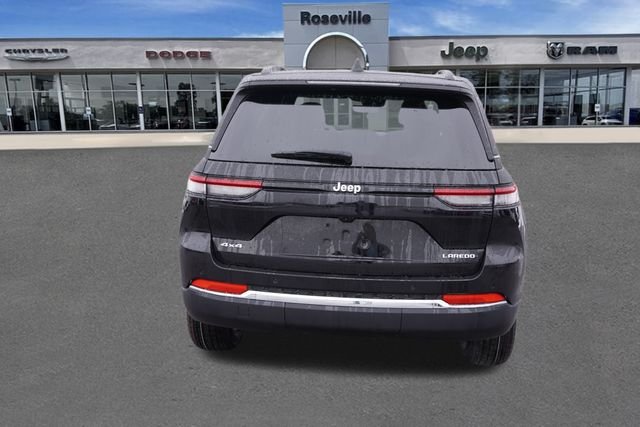 New 2025 Diamond Black Crystal Pearl-Coat Exterior Paint Jeep Laredo X image 4