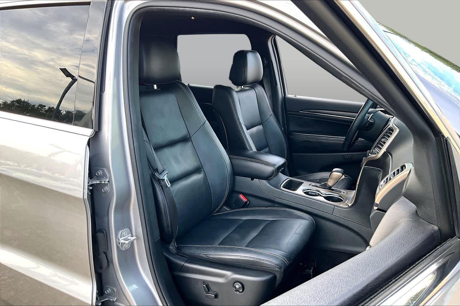 Used 2017 Billet Silver Metallic Clearcoat Jeep Limited image 9