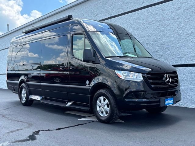 Used 2021 Black Mercedes-Benz Discovery Cross Country image 3