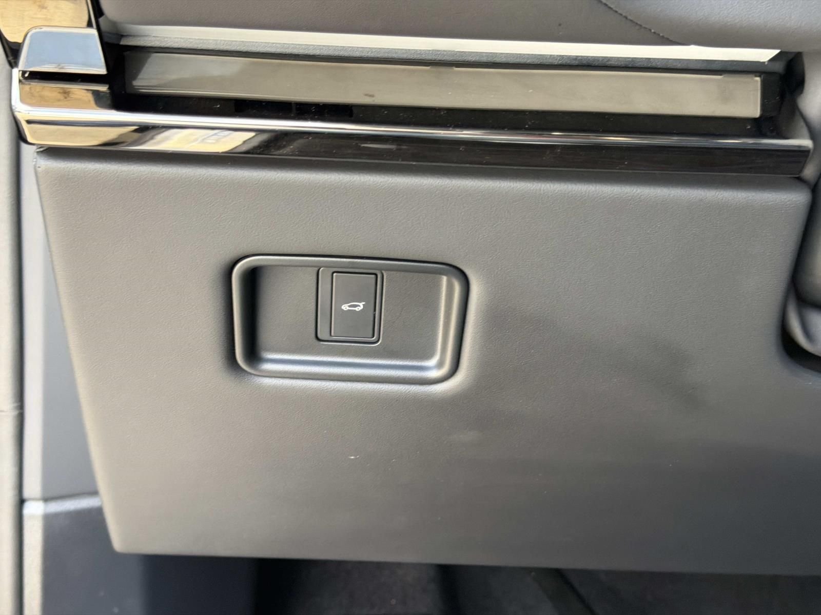 Certified Used 2025 Black Land Rover SE image 21