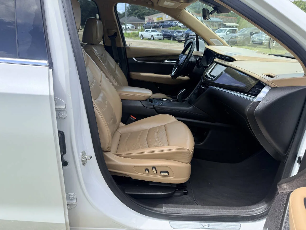 Used 2021 White Cadillac Premium Luxury 4x4 4dr SUV image 16